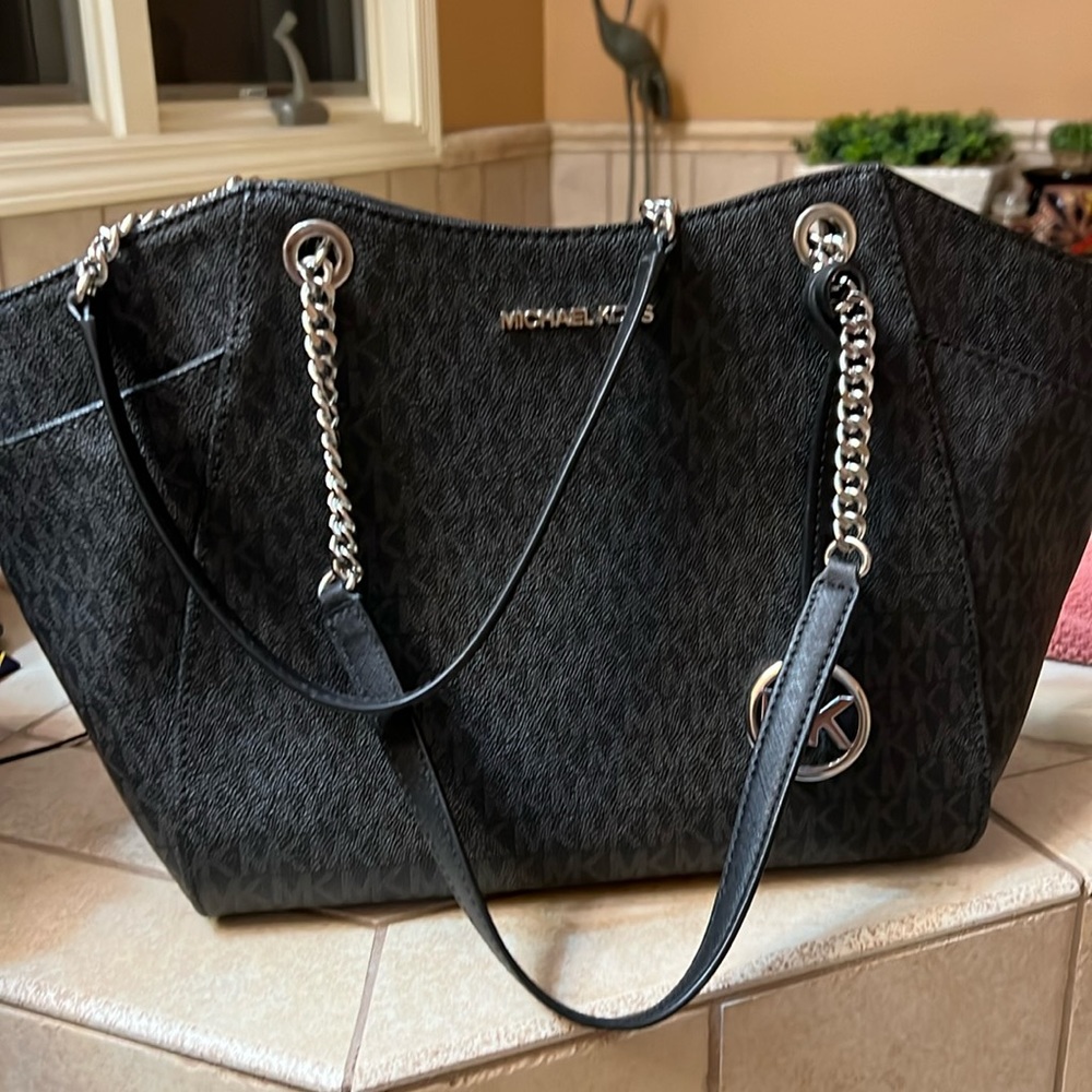 16”x 9” Michael Kors tote. Like new